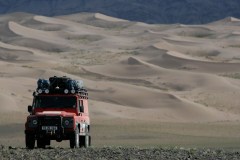 163_0807_02z+land_rover_g4_challange_mongolia+land_rover_defender_110_in_gobi_desert